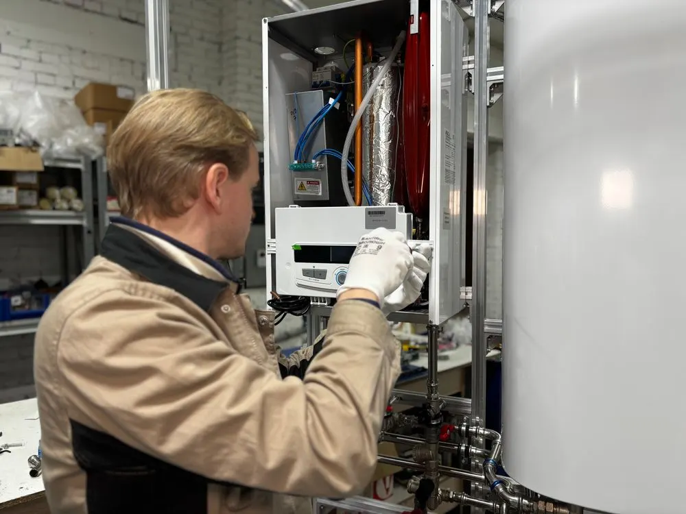 Technicien intervenant sur une installation de chauffage