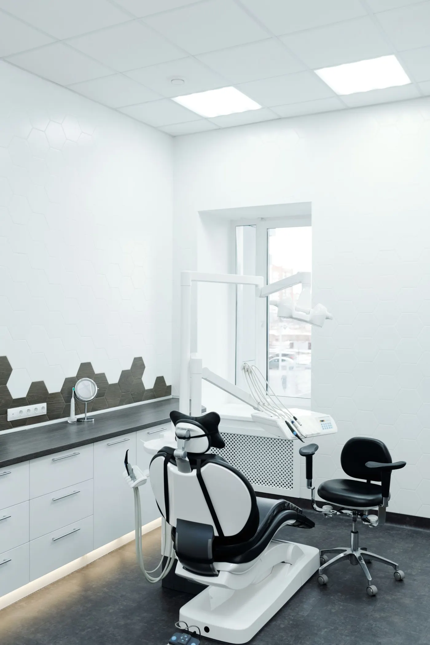 Salle de soin du cabinet, fauteuil vide