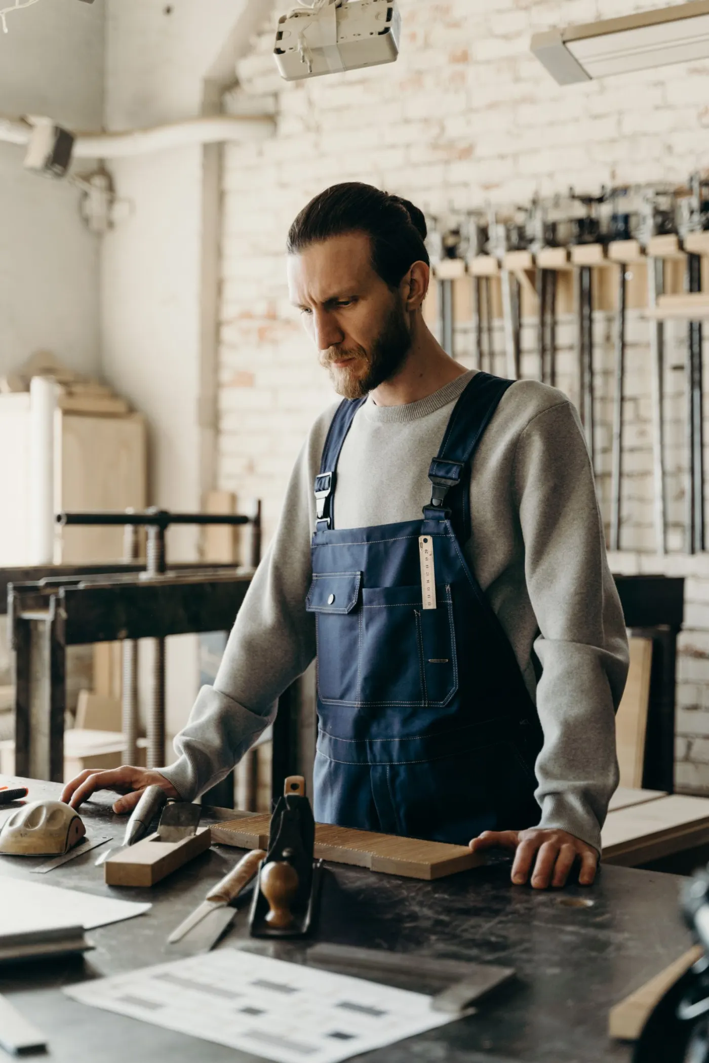 Menuisier à l’établi dans l’atelier