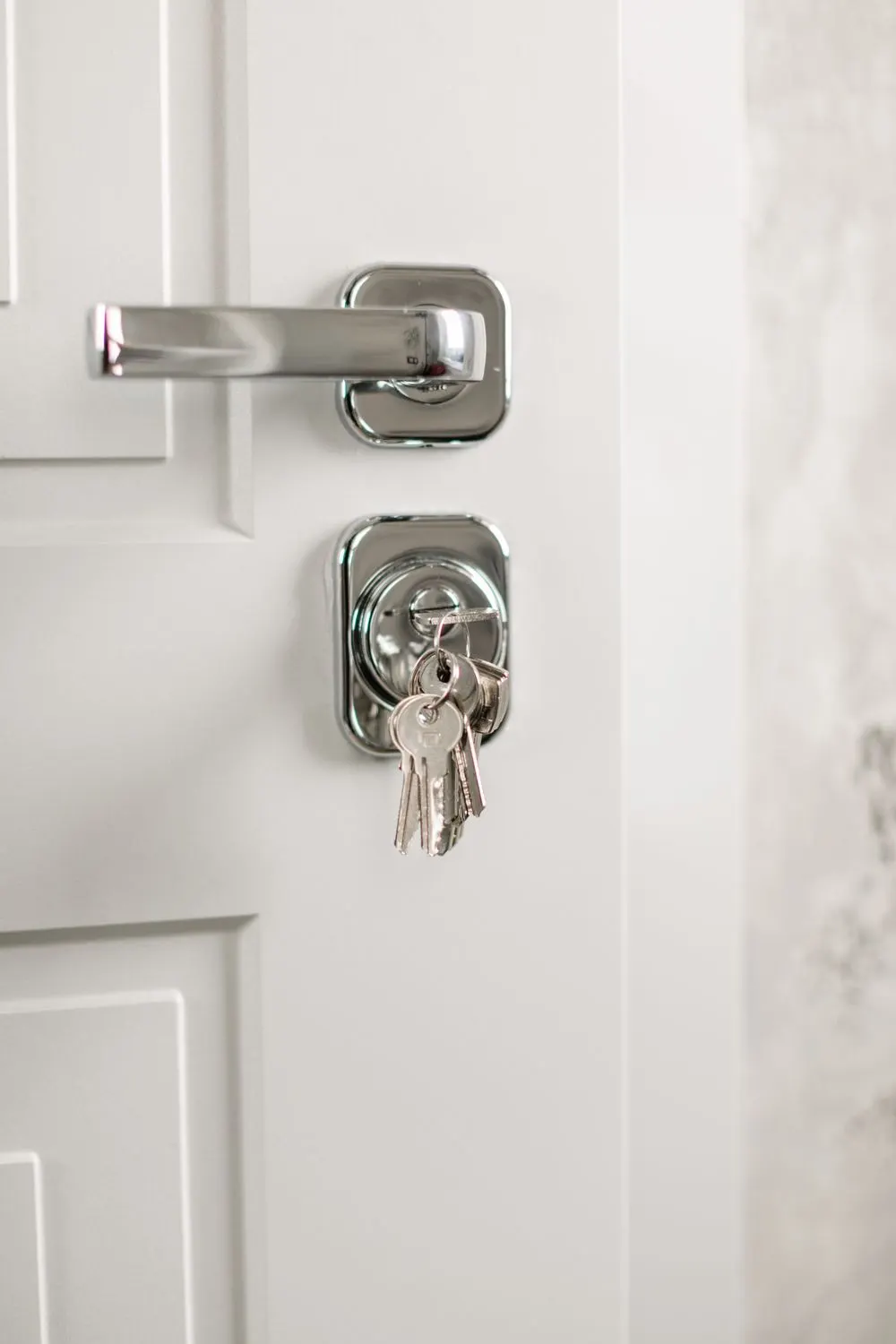 Clés insérées dans la serrure d’une porte