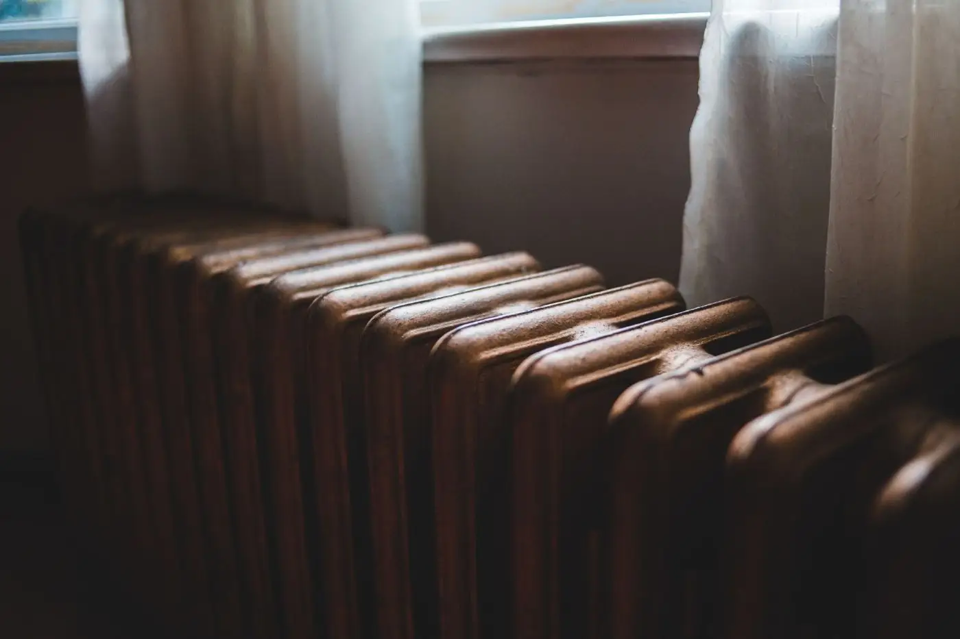 Radiateur en fonte ancien sous une fenêtre