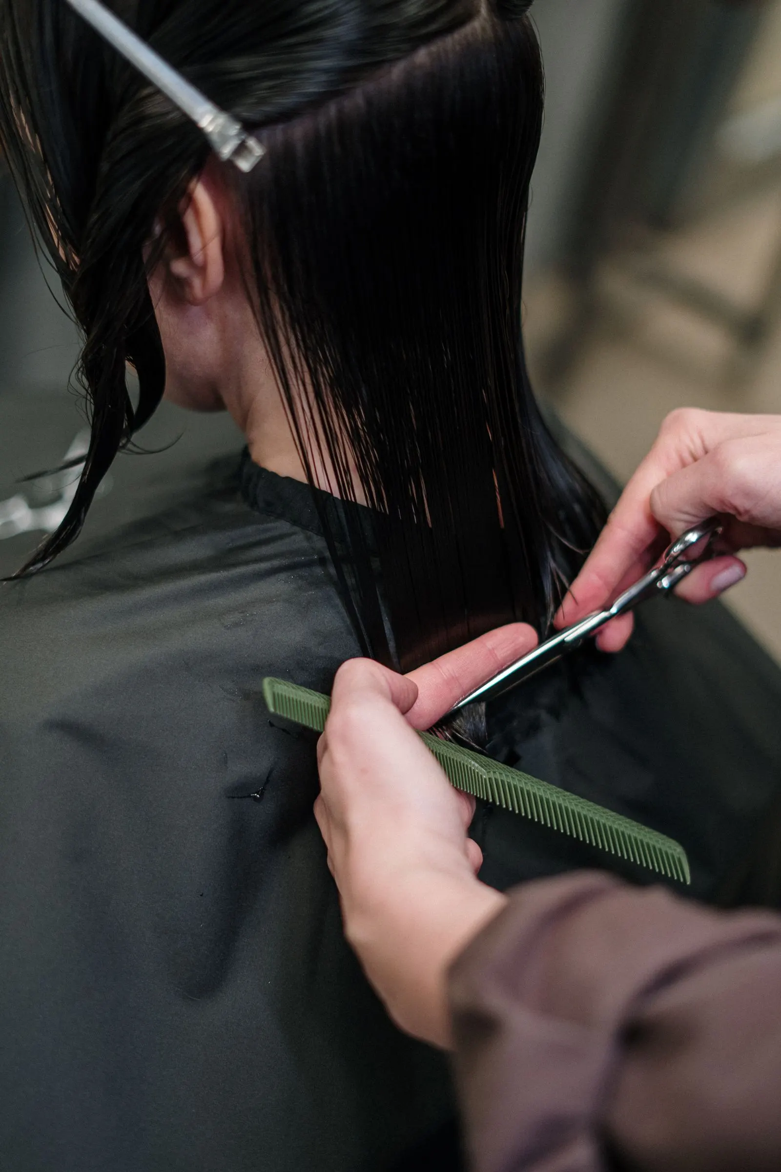 Coupe de cheveux longs au ciseau