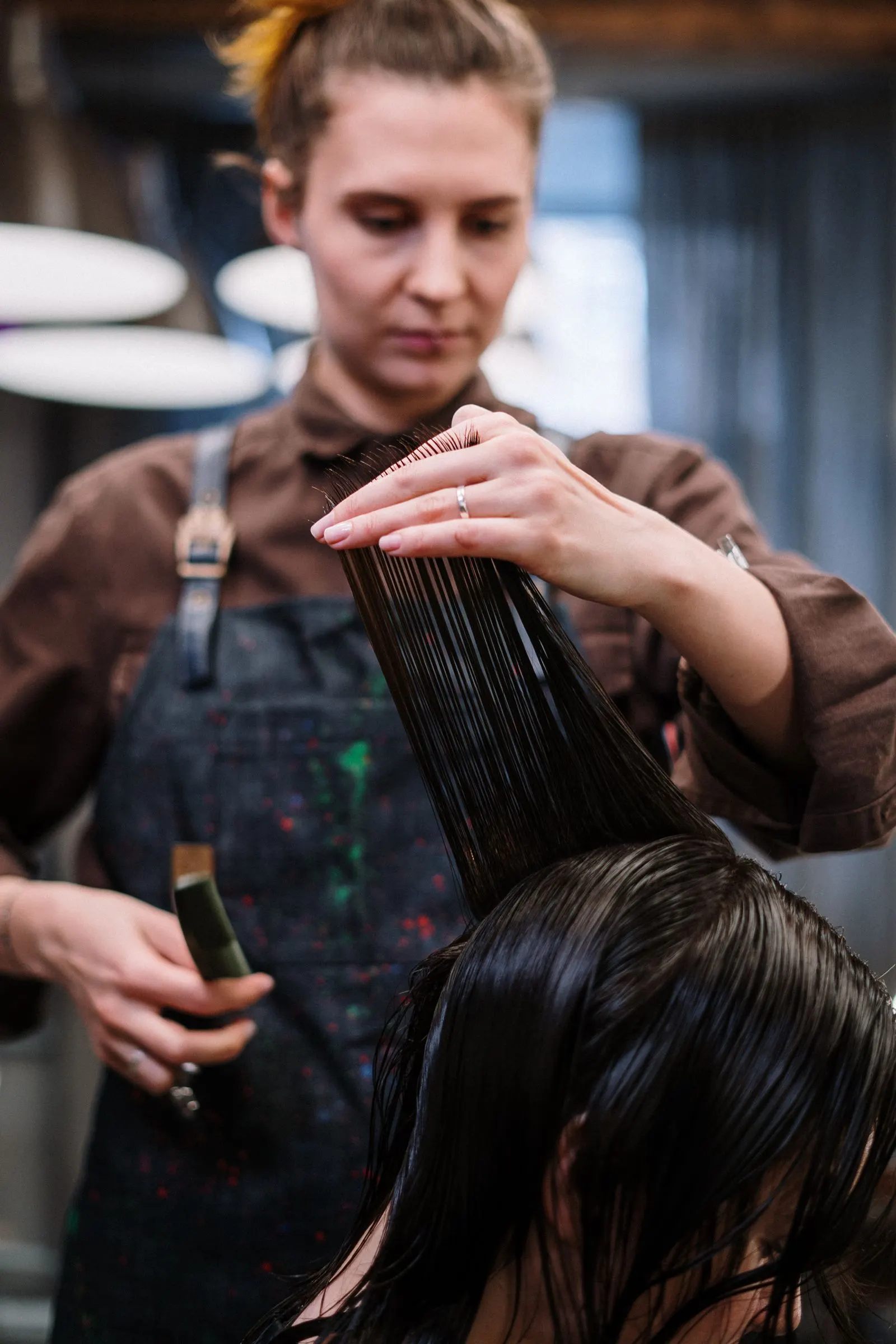 Coupe femme au salon