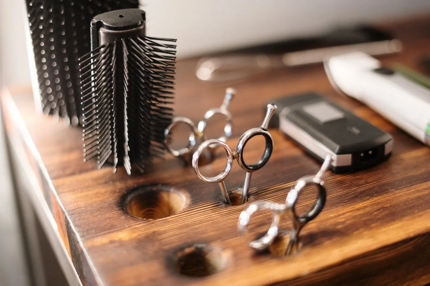 Ciseaux et brosses sur un poste