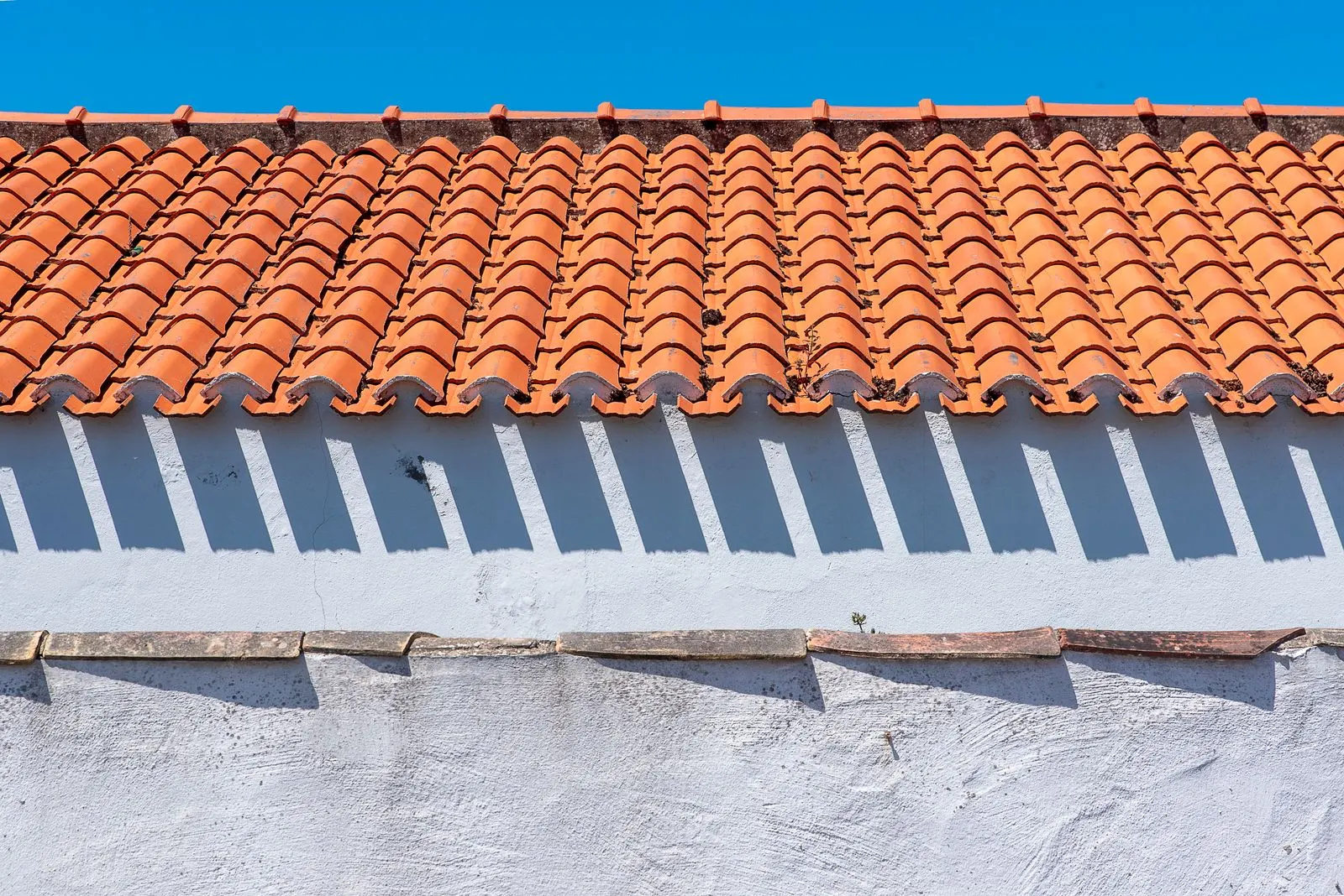 Tuiles sous un ciel clair
