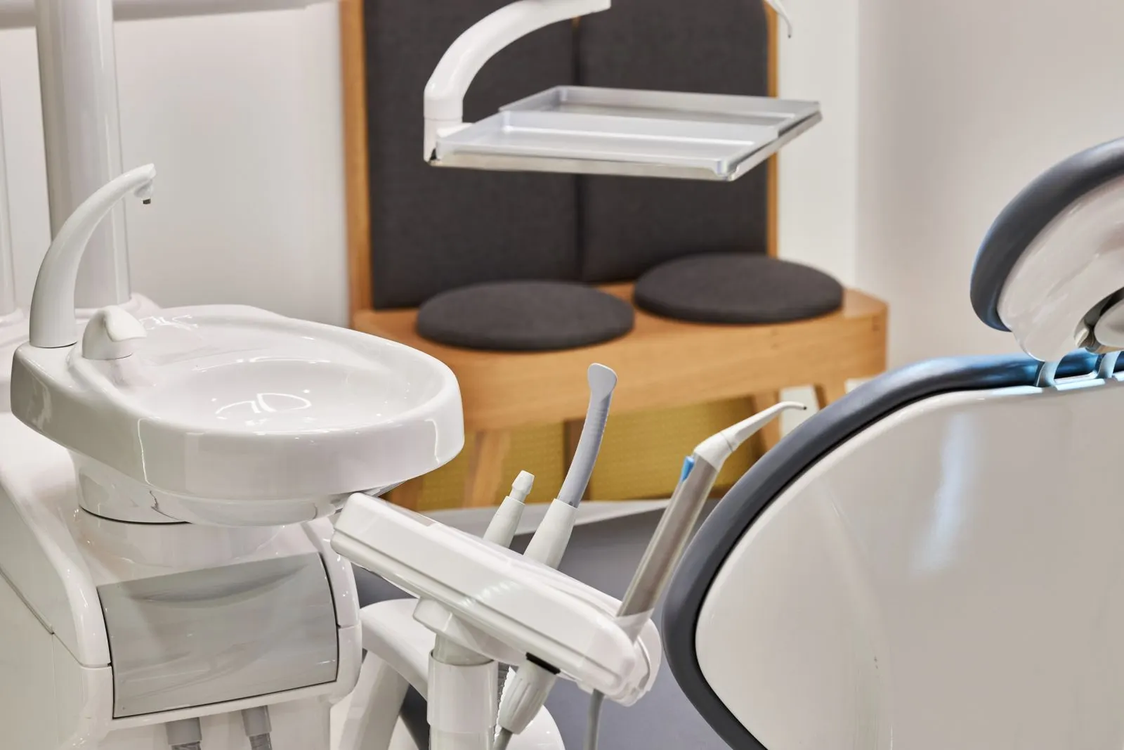 Unit dentaire et fauteuil dans une salle claire