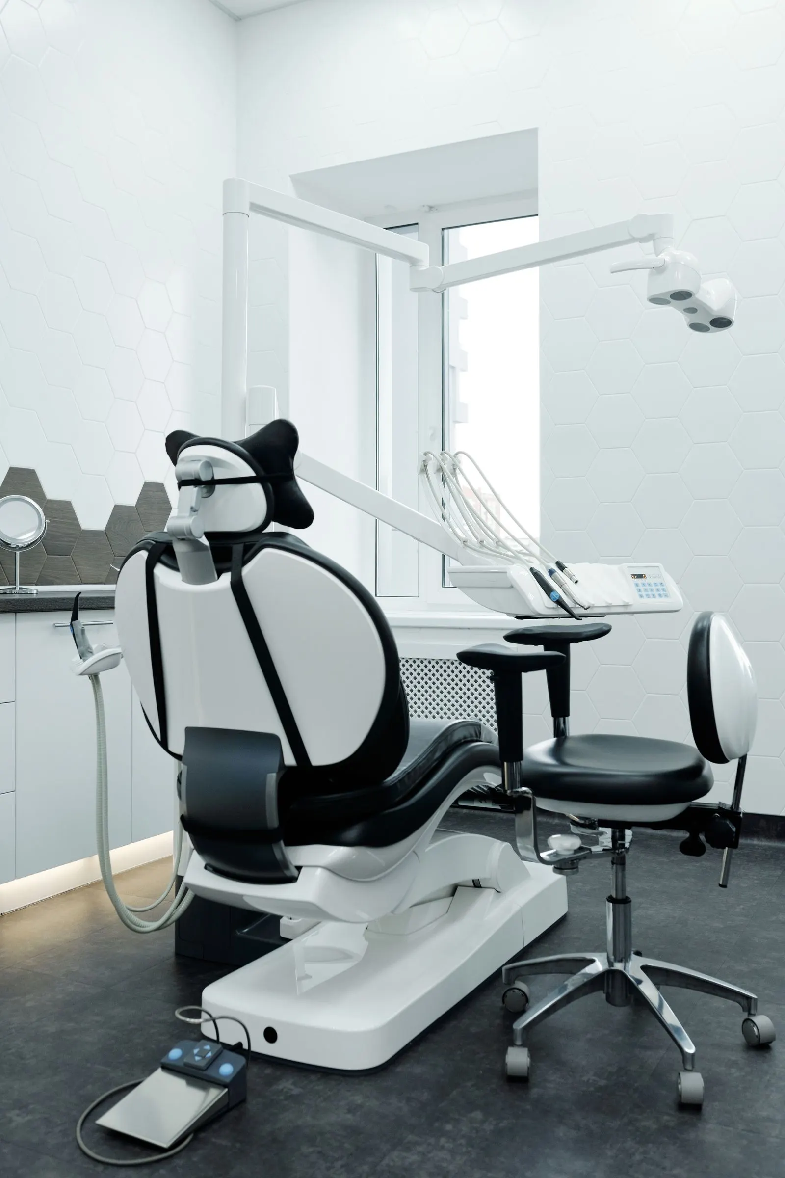 Salle de soins vide, fauteuil et unité