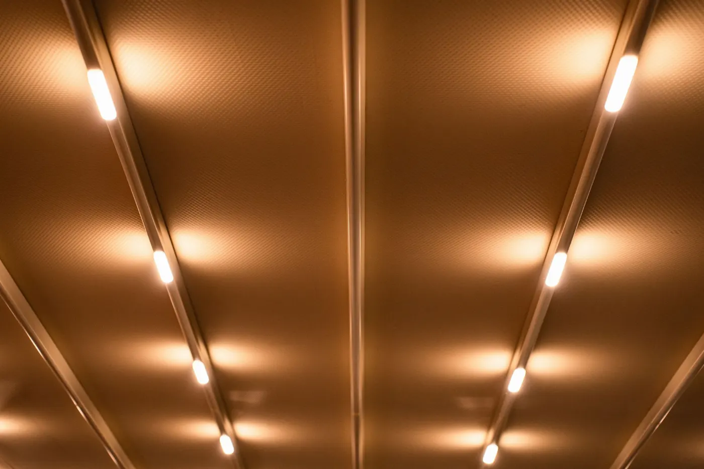 Lignes lumineuses au plafond