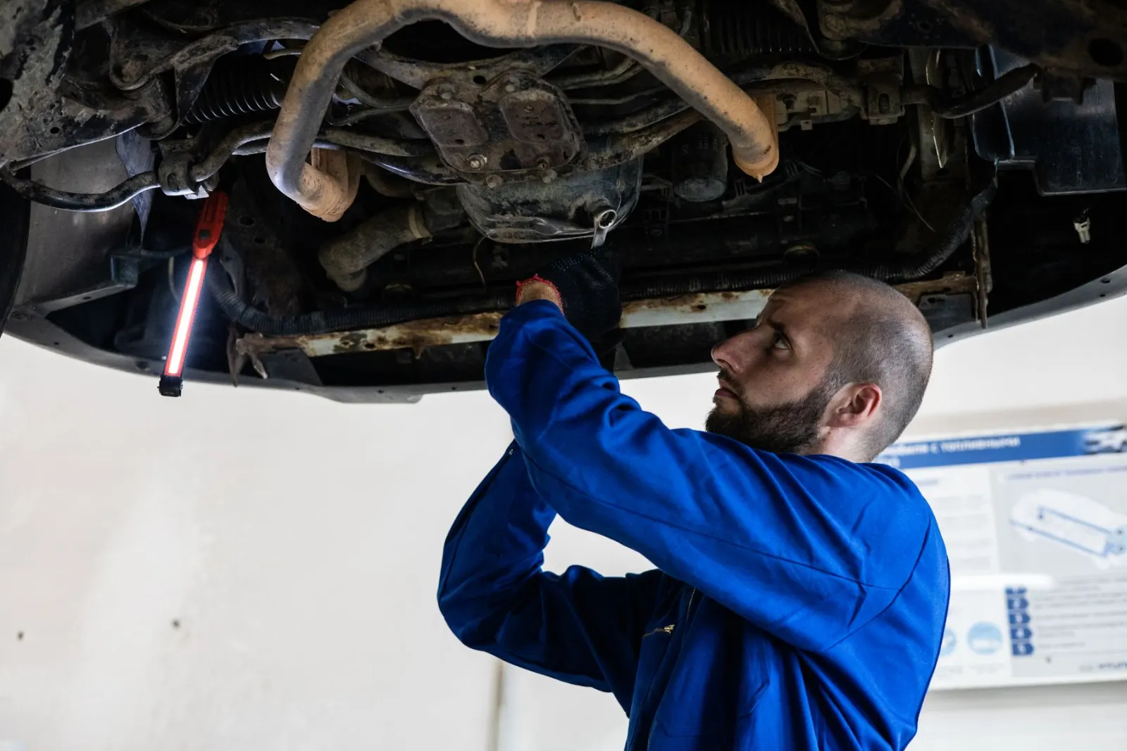 Contrôle sous un véhicule levé