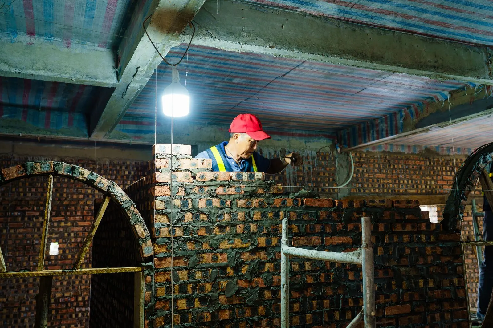Maçon au travail sur un mur