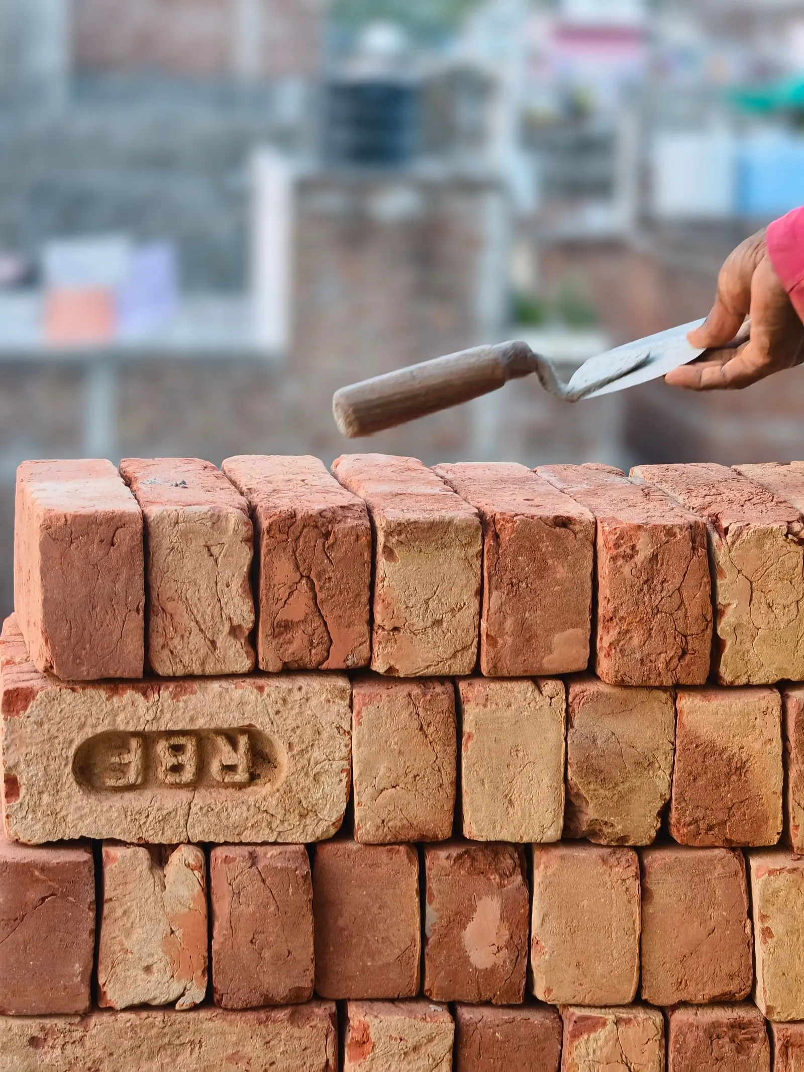 Briques et truelle sur le chantier