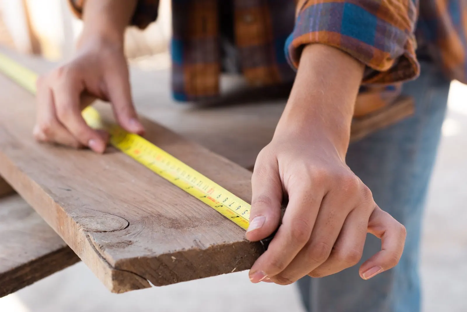Mesure d’une planche à l’atelier