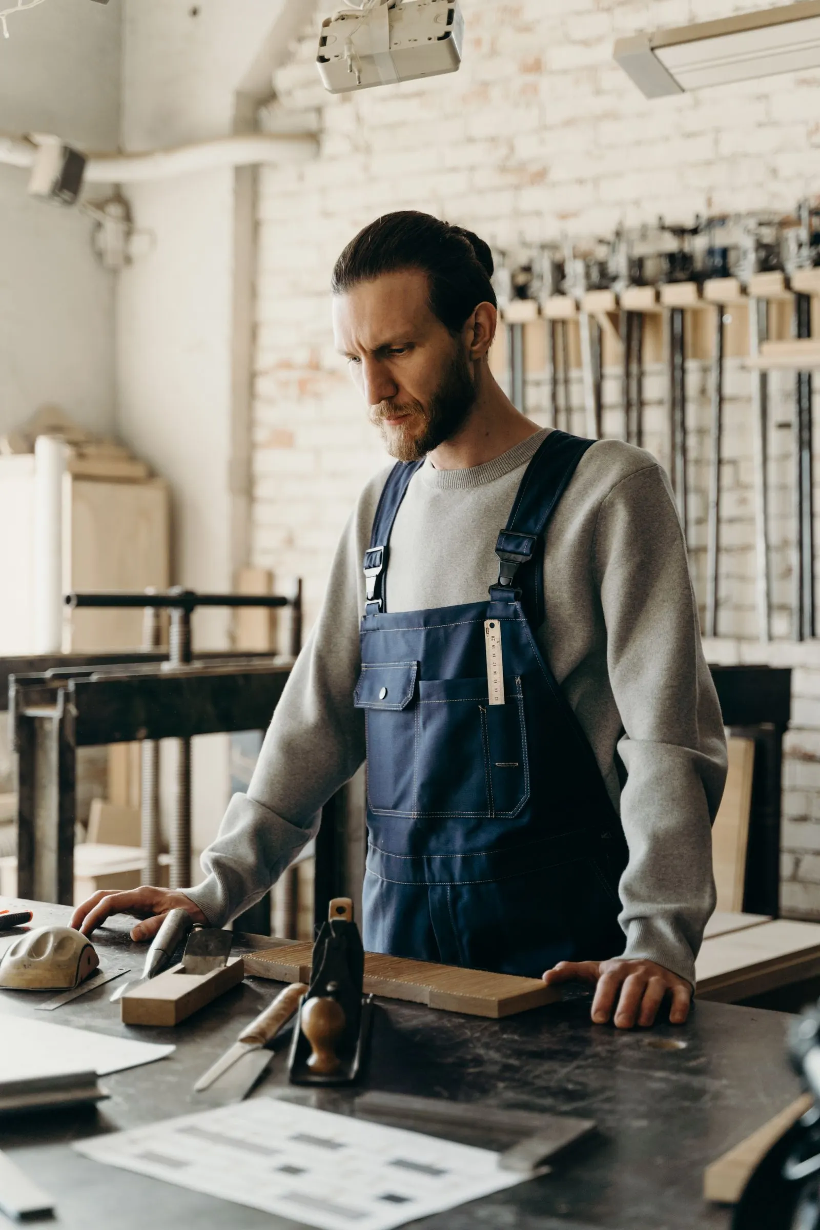 Menuisier à l’établi dans l’atelier