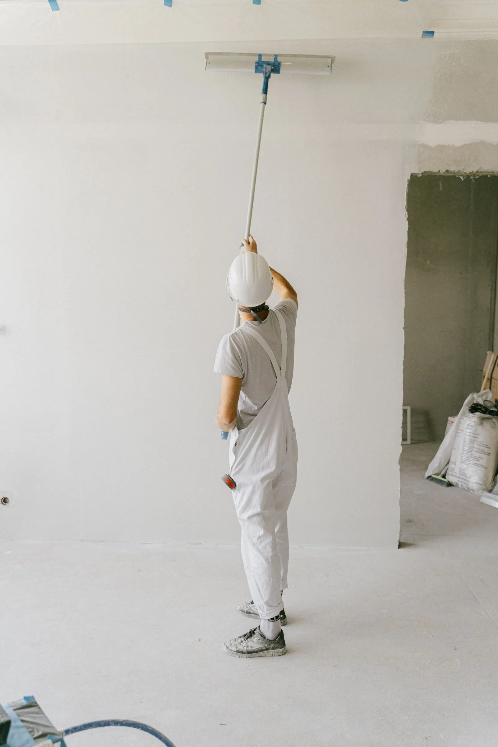 Peintre sur un chantier intérieur
