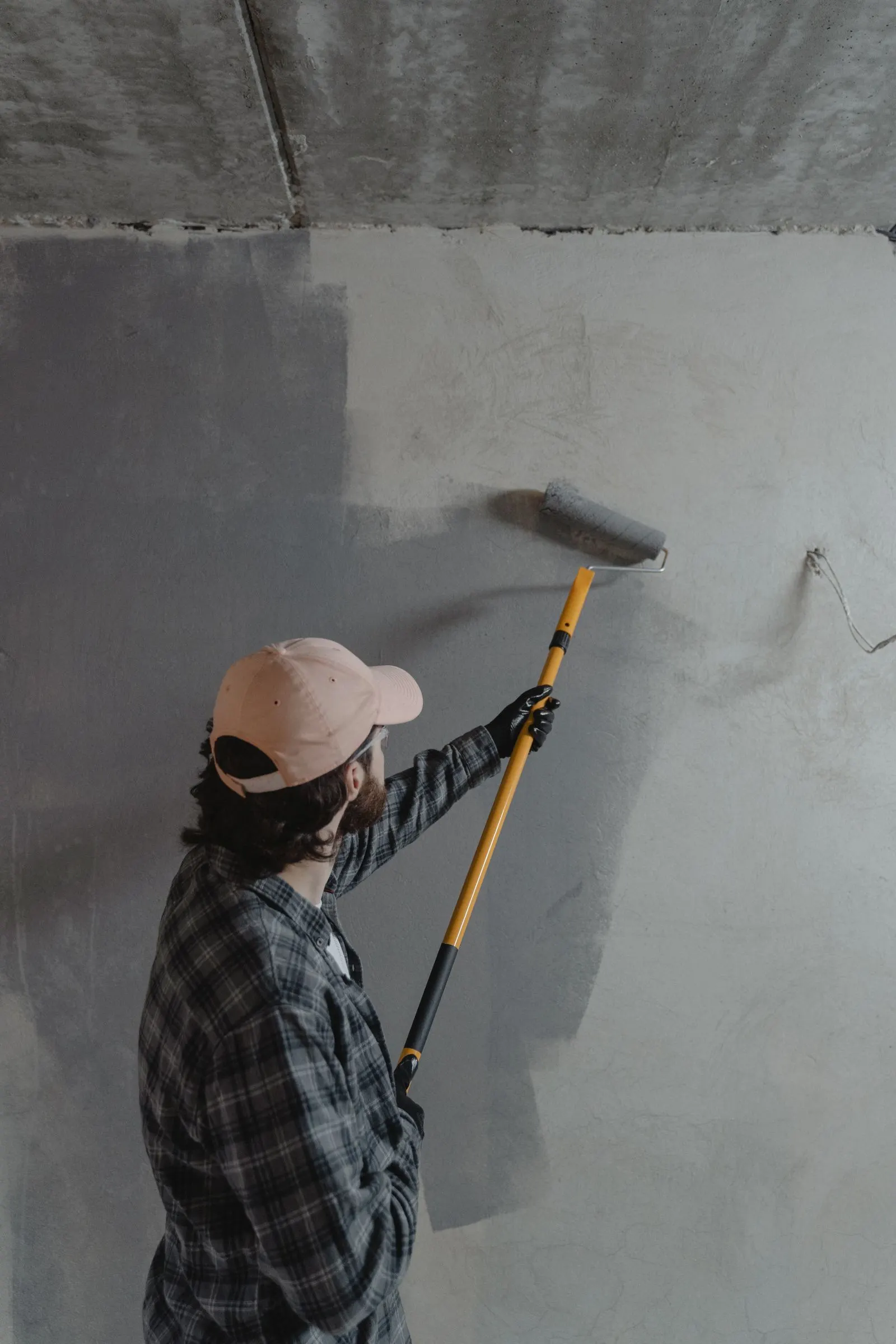 Peinture d’un mur sous un plafond brut