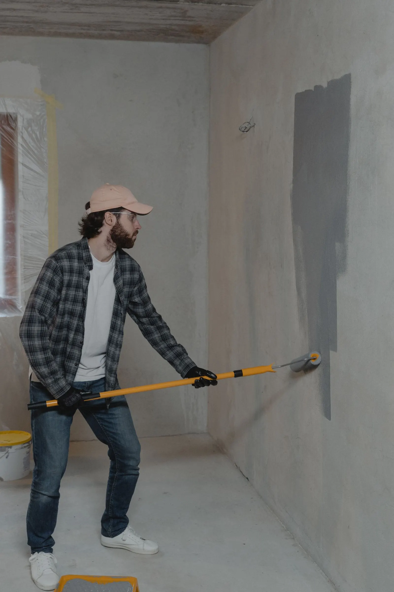 Rouleau sur un mur en cours de peinture