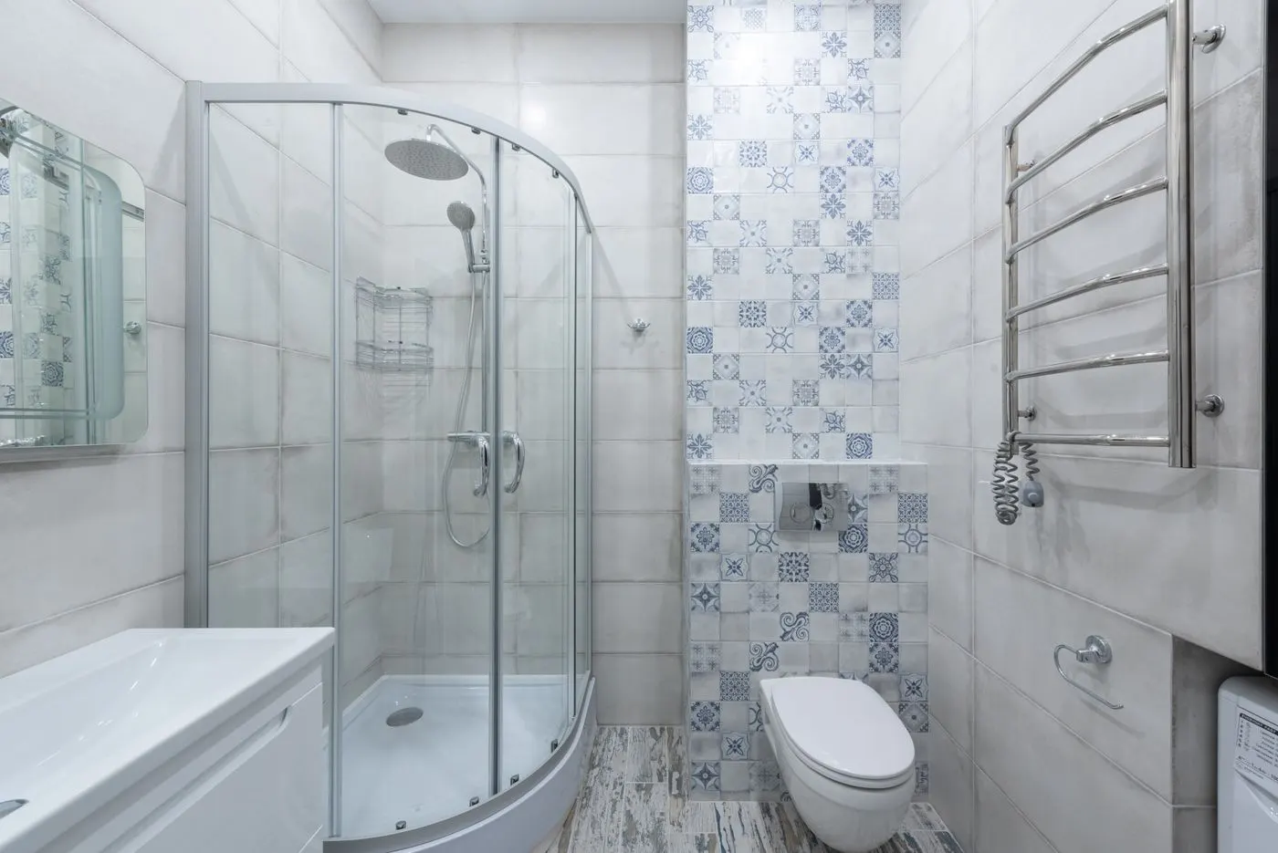Cabine de douche et carrelage clair