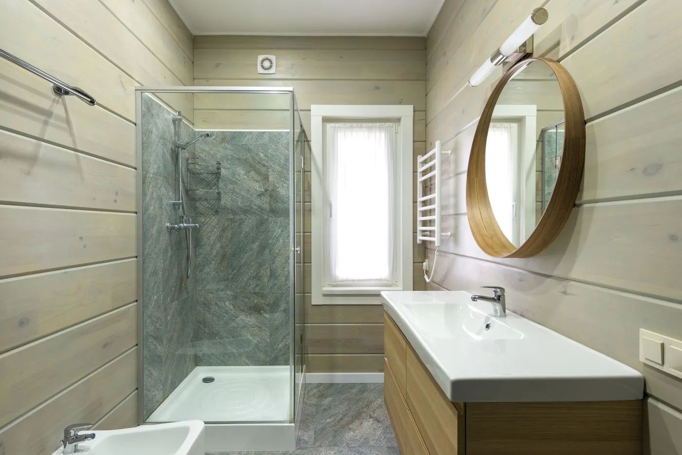 Salle de bains avec douche vitrée et meuble vasque