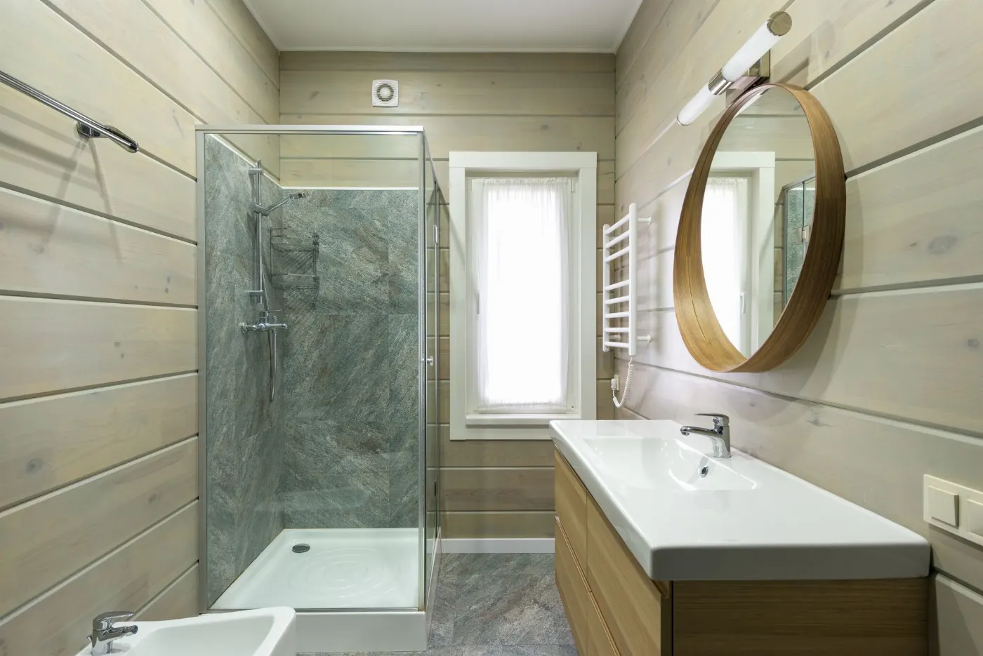Cabine de douche vitrée et meuble vasque en bois