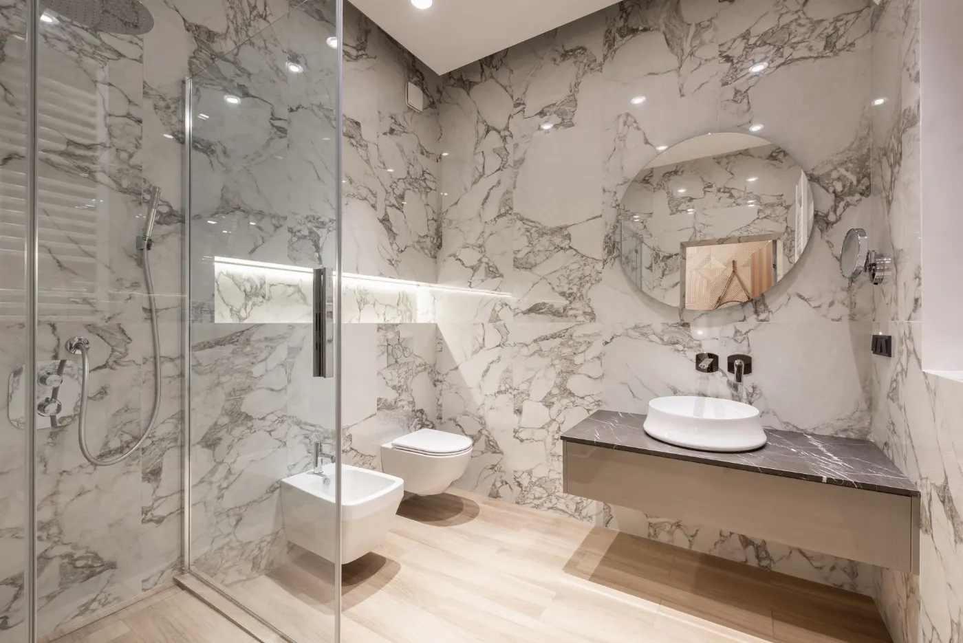 Salle de bains en marbre avec vasque et miroir rond