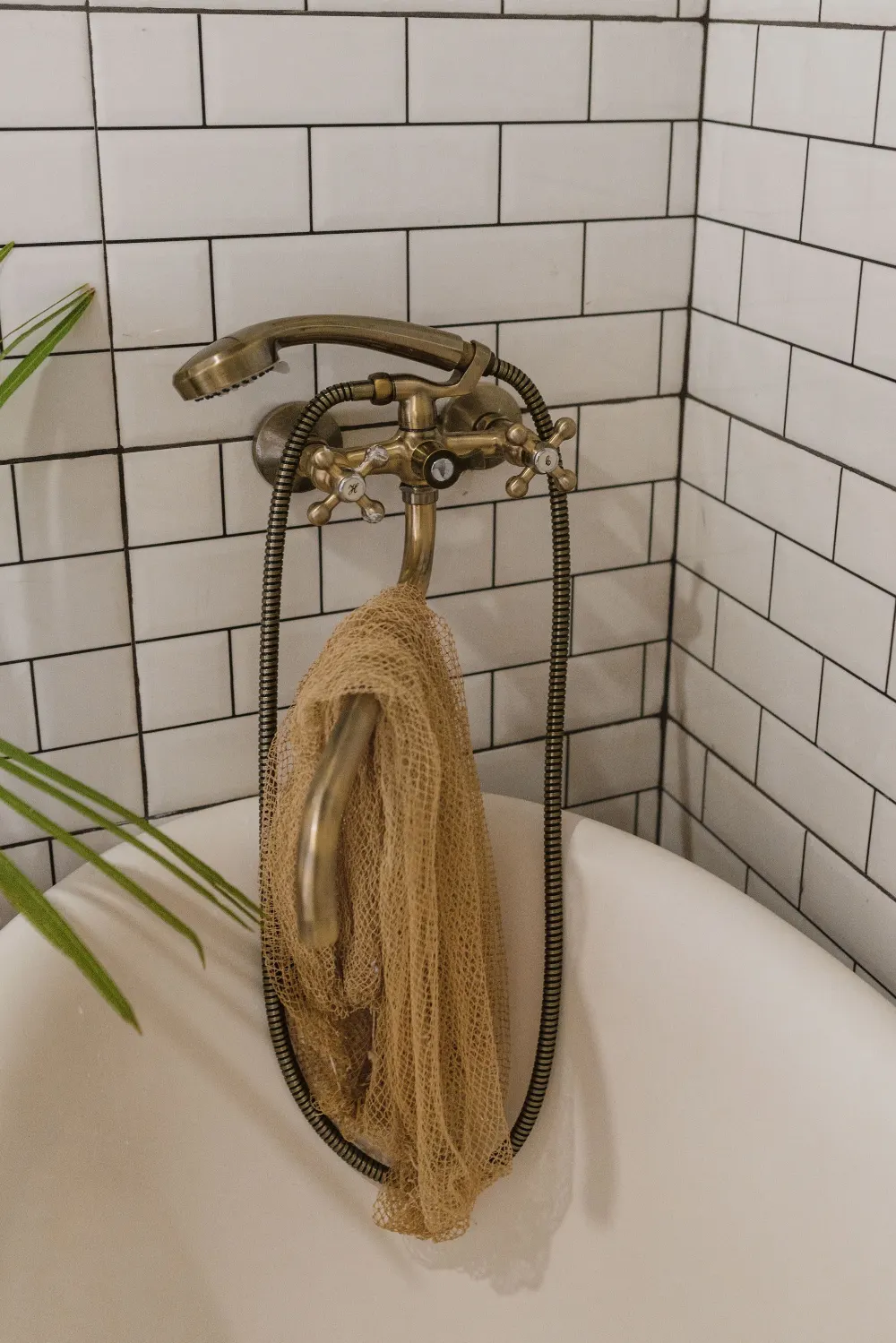 Robinetterie en laiton au-dessus d’une baignoire