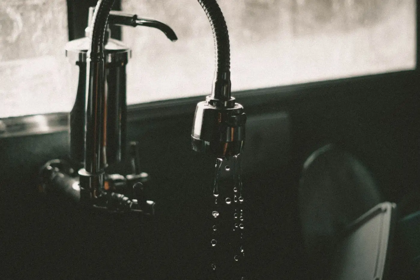 Robinet de cuisine à flexible, gouttes d’eau