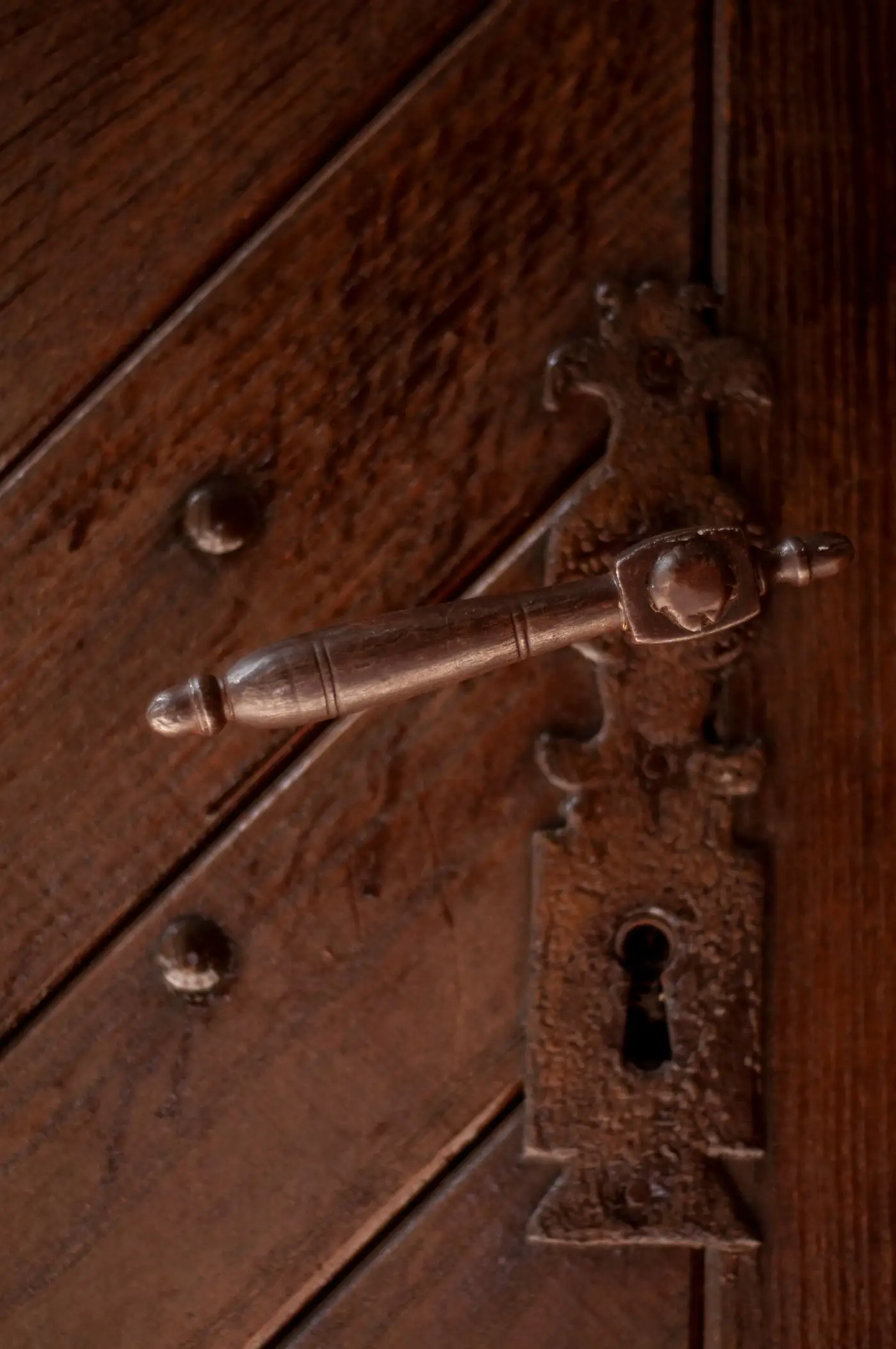 Poignée ancienne en fer et entrée de serrure