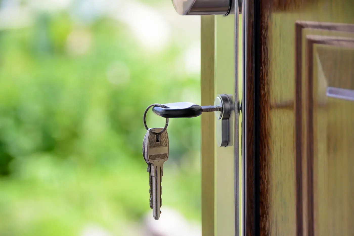 Clés insérées dans la serrure d’une porte vitrée